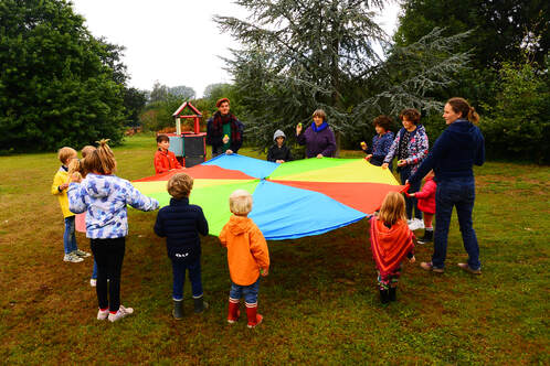 Enfants et enseignants jouant au parachute