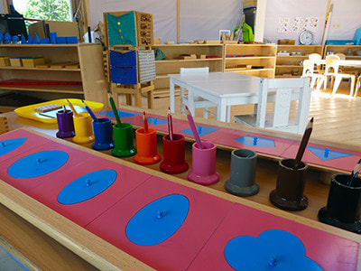 Intérieur de la yourte - classe des maternelles - pots avec crayons colorés